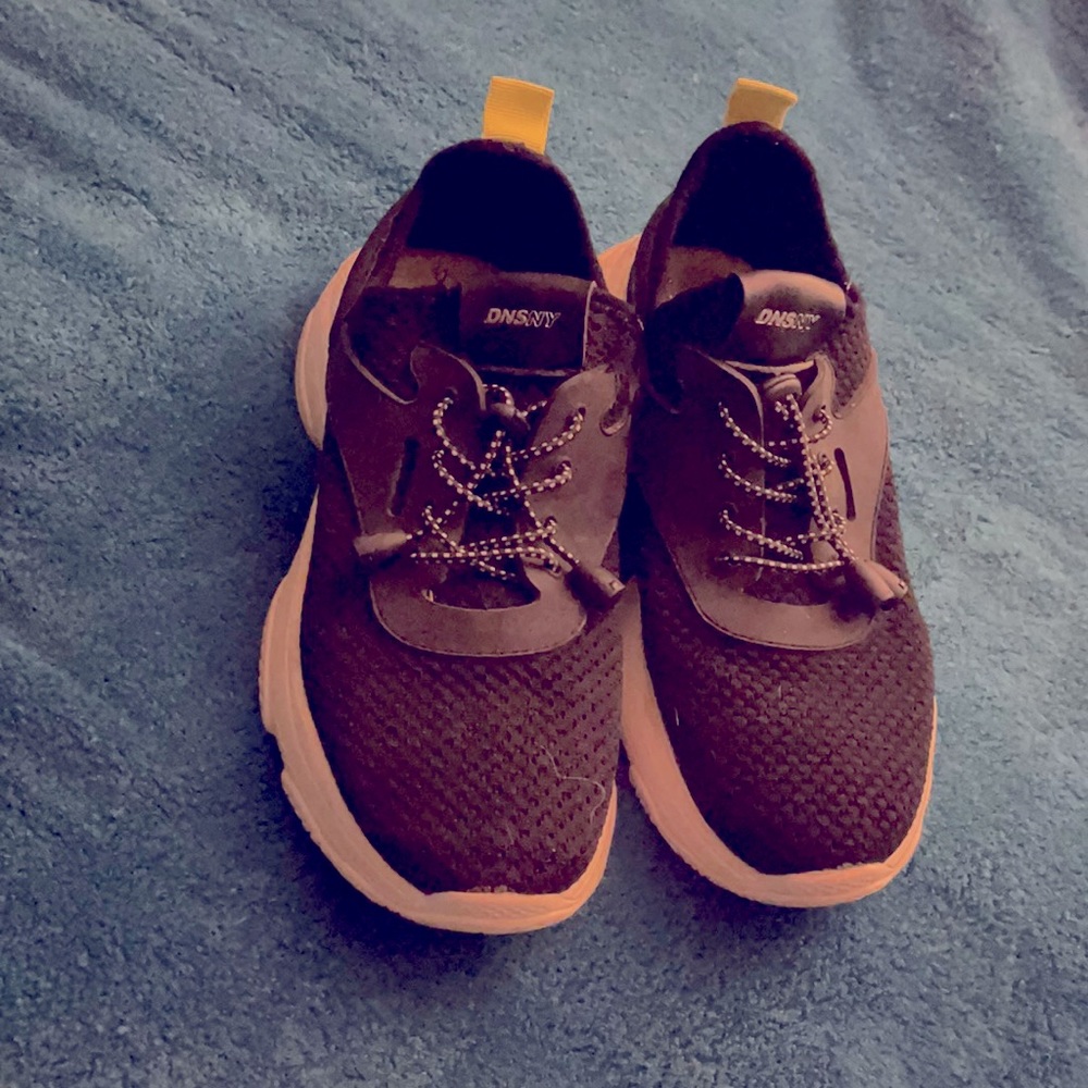 I’m selling a pair of black and green tennis shoes.